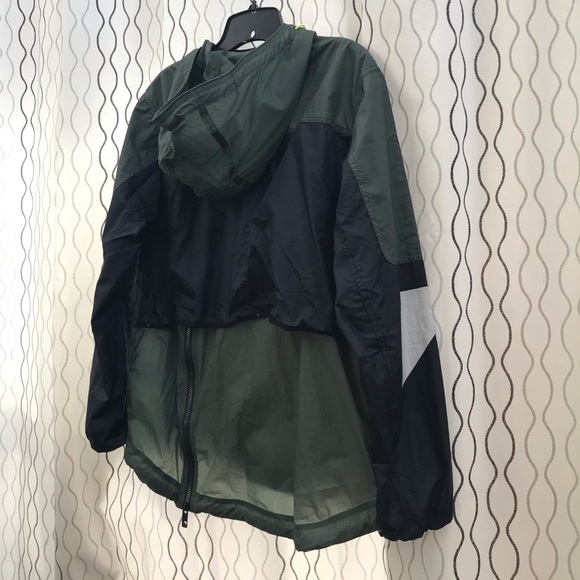 Under Armour Sportswear Track Jacket in Medium - Picture 6 of 16